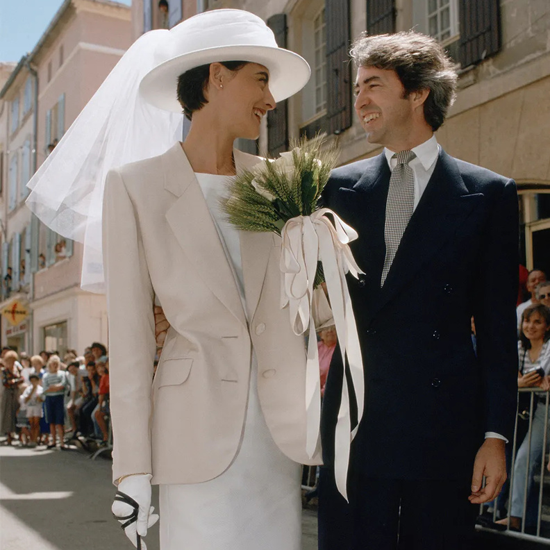 عارضات أزياء بفساتين الزفاف يعكسن جمال وأناقة حقبة الثمانينات والتسعينات