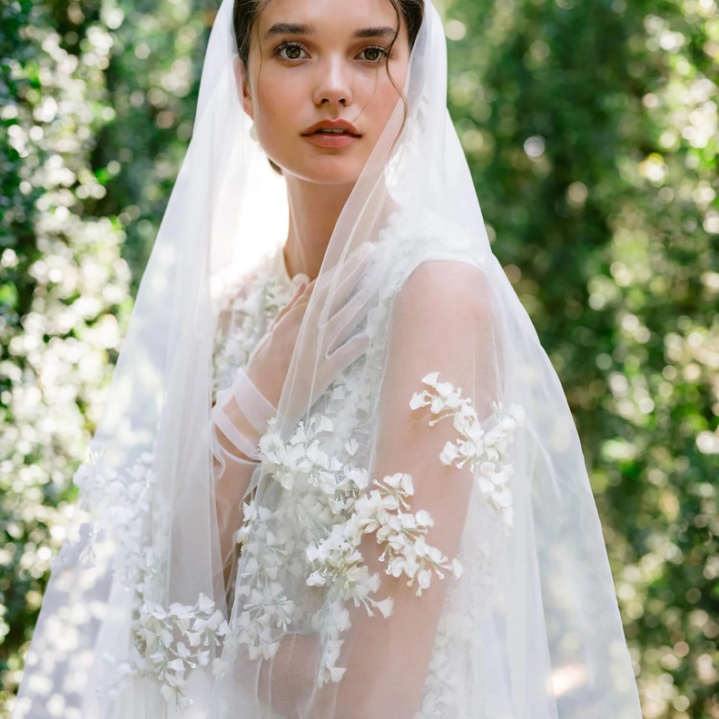 للعروس: تعرفي على أجمل أشكال وألوان الطرحات من اسبوع الموضة