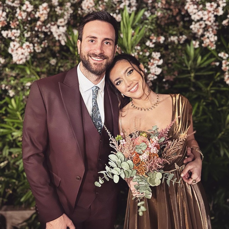 ستيفاني عطا الله مع عريسها في حفل زفاف شقيقها