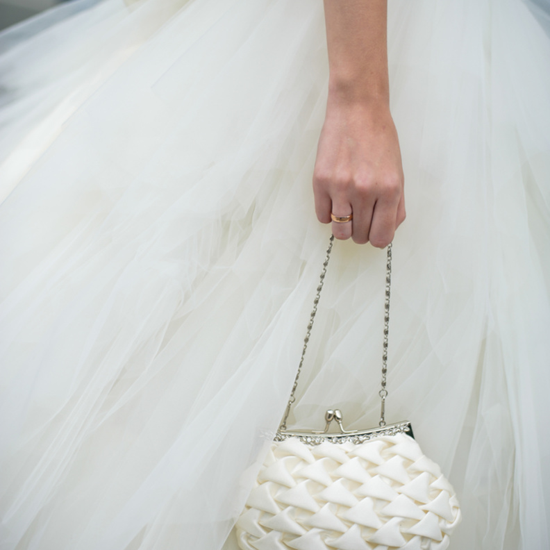 أجمل حقائب العروس لإطلالة مميزة في يوم الزفاف