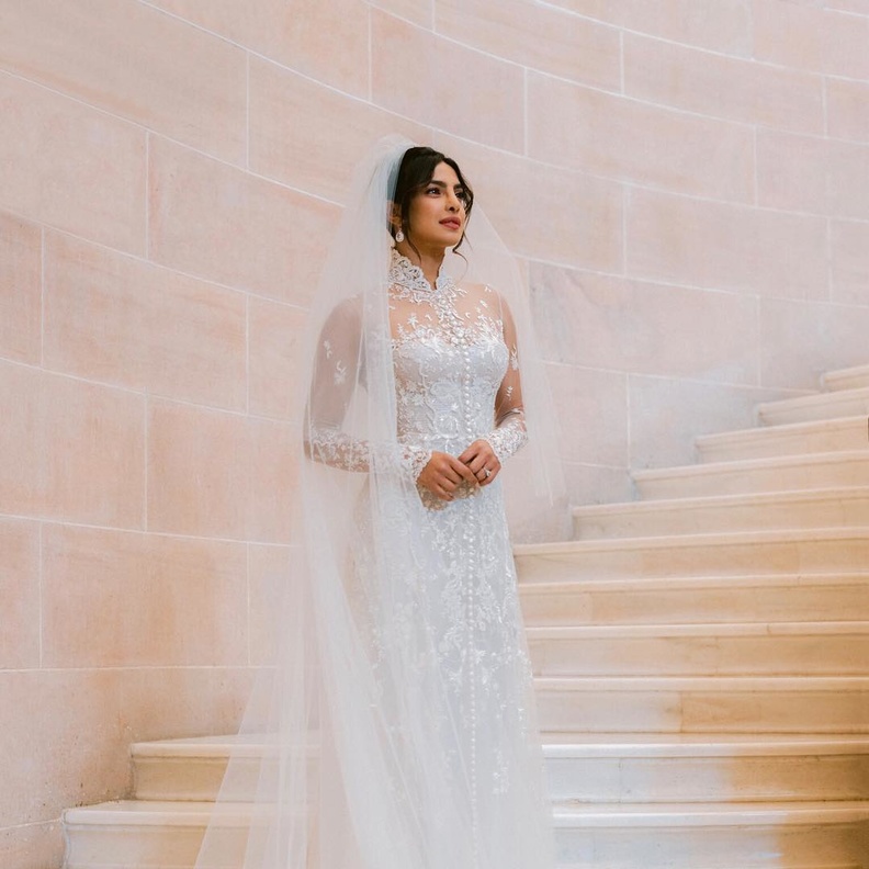 بريانكا شوبرا ترتدي فستان من تصميم رالف لورين