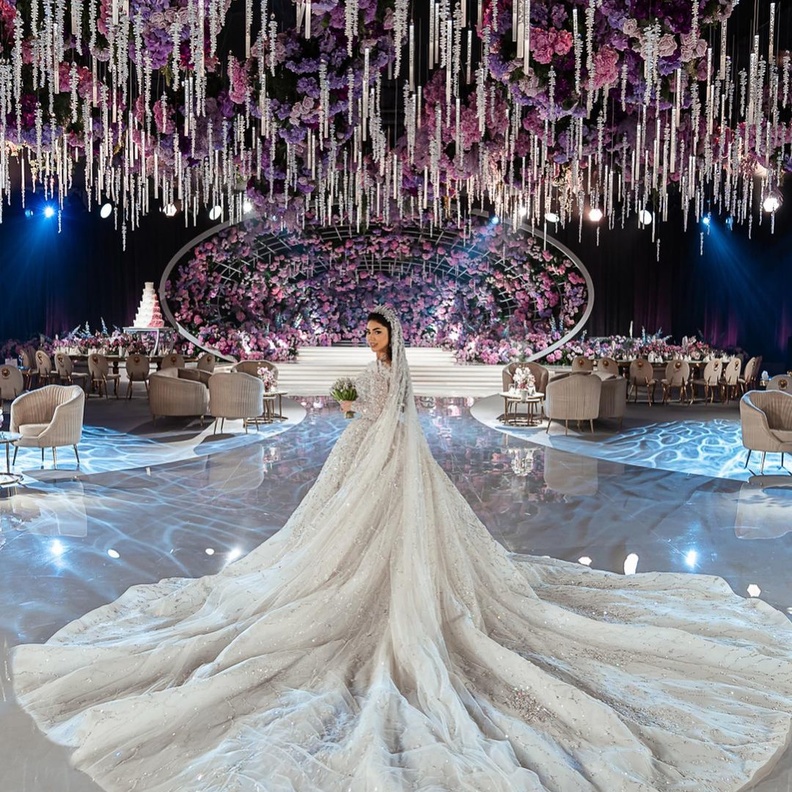 الإعلامية الإماراتية رحاب عبد الله  بفستان الزفاف