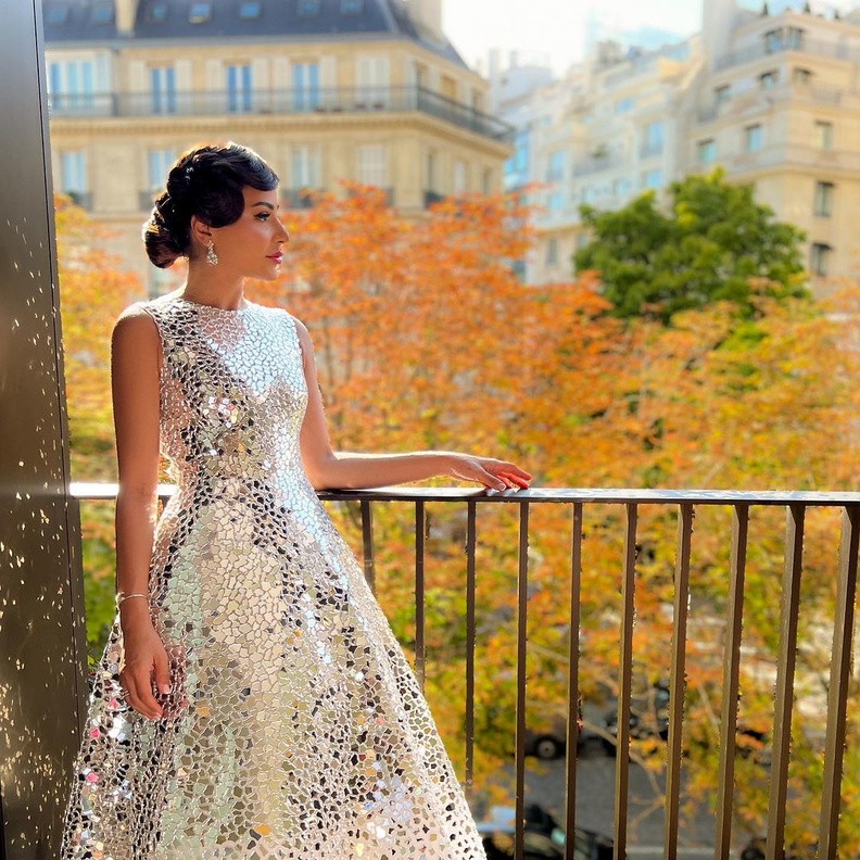 مهيرة عبد العزيز بفستان معدني يليق بالخطوبة