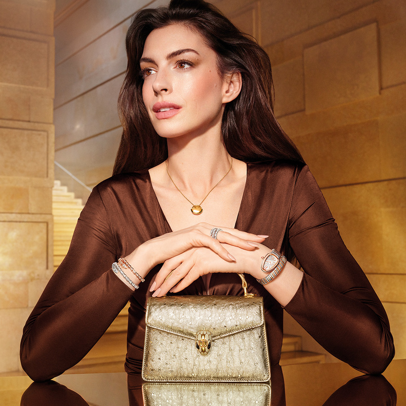 آن هاثاواي بمجوهرات بولغري الخاصة بالعيد