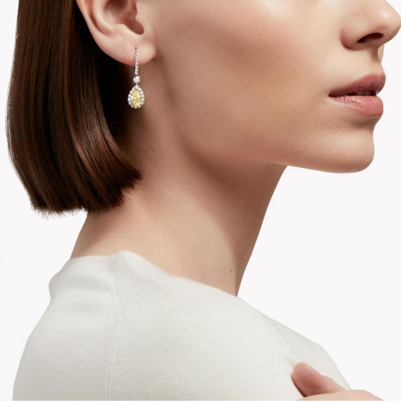 أقراط أذن متدلية مرصعة بالألماس الأصفر من غراف Graff 