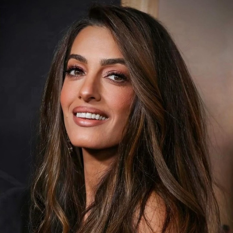 أمل كلوني تلهمك بصيحة المكياج البراق لإطلالات مناسبات نهاية العام.. إليك خطوات تطبيقه