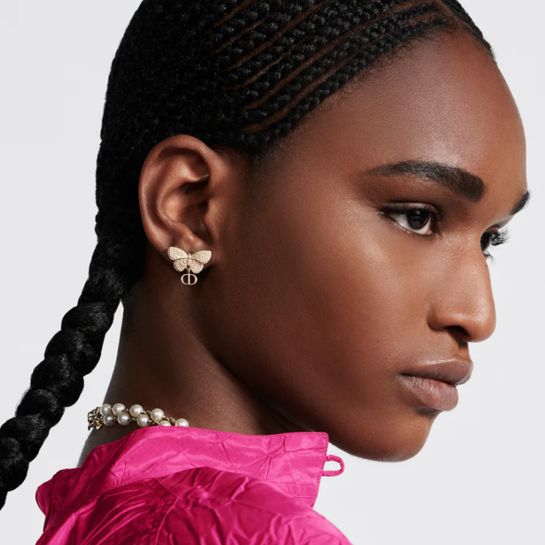  إليك أفكار لاختيار وتقديم المجوهرات الناعمة كهدايا مع نهاية عام 2023