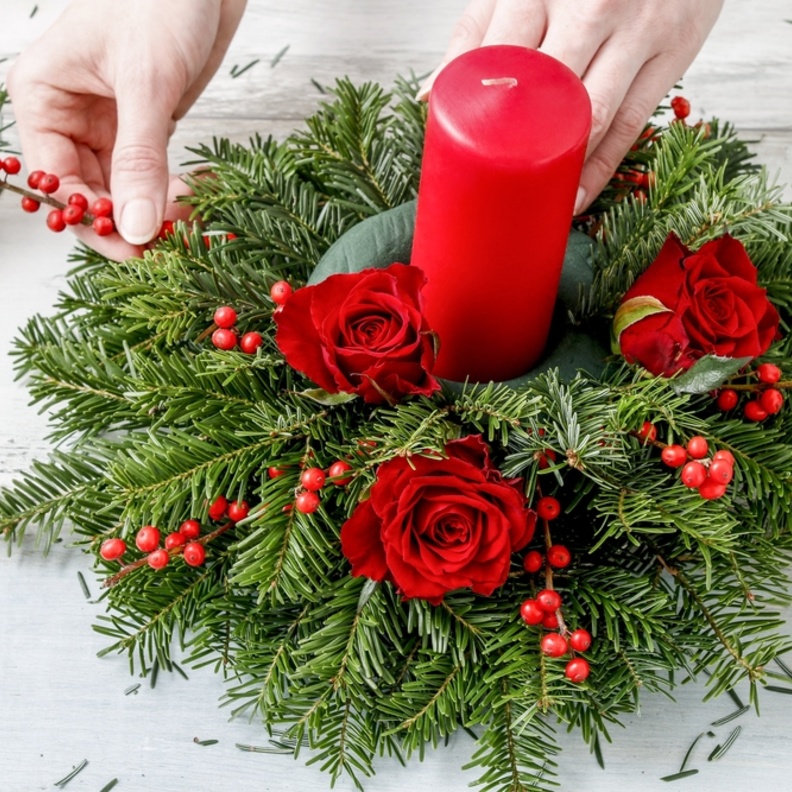 اختاري ورق الشجر الطبيعي كقطعة مركزية لطاولة عيد الميلاد