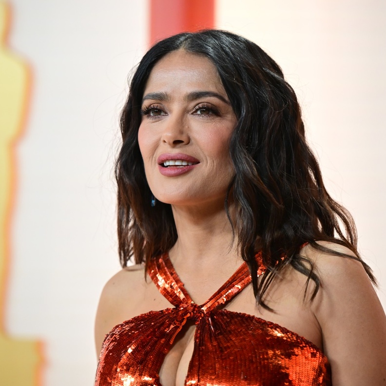 إطلالات سلمى حايك الجمالية تلهم المرأة الخمسينية عام 2023