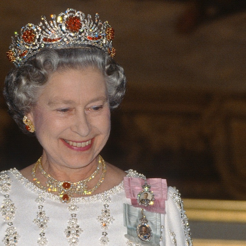 التاج فهو هدية زفاف من نظام حيدر أباد