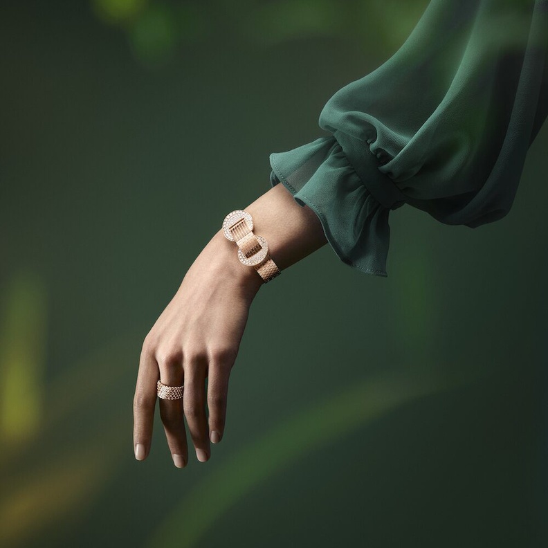 الساعات الذهبية أيقونة فخامة في اطلالتك في 2024