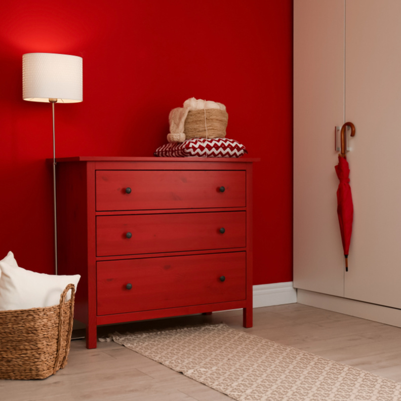 اللون الأحمر الناري يخلق مظهرًا نابضًا بالحياة