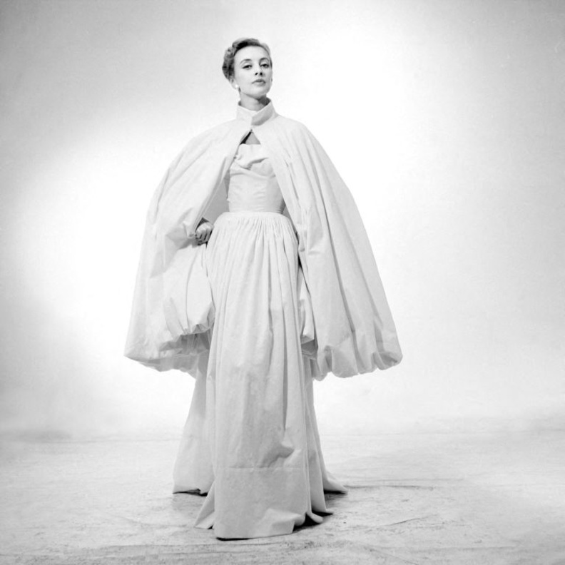 تصميم كاب مع فستان طويل من ديور عام 1954