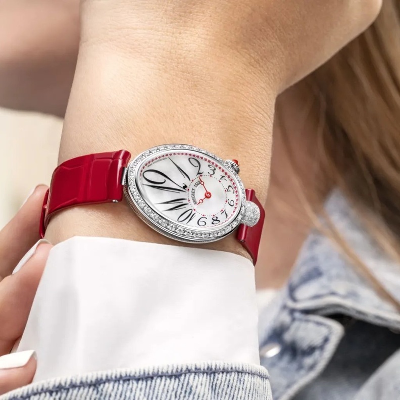 تعبر ساعة Reine de Naples 8925 عن جوهر الأنوثة