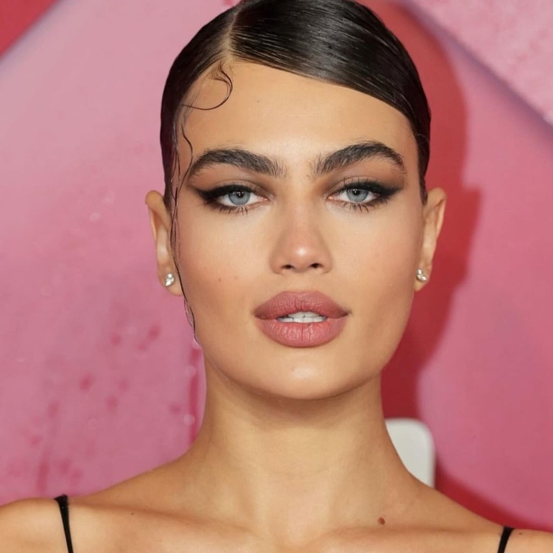 الحواجب العريضة موضة 2024