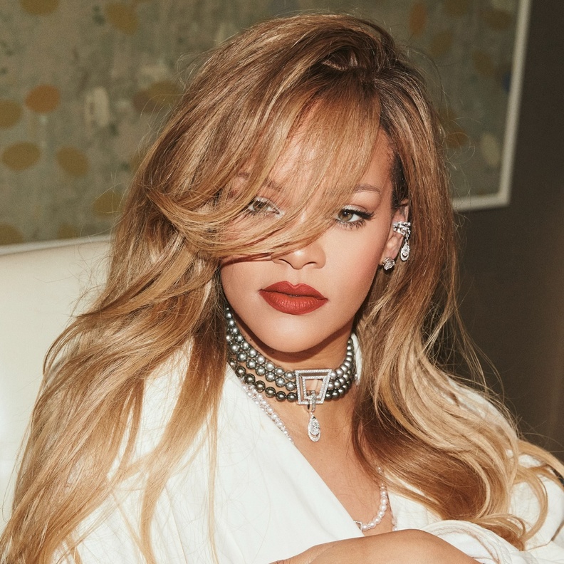 ماذا اختارت دار ميسيكا من تصاميم مجوهرات زيّنت بها إطلالات نجمات العالم في نهاية عام 2023؟