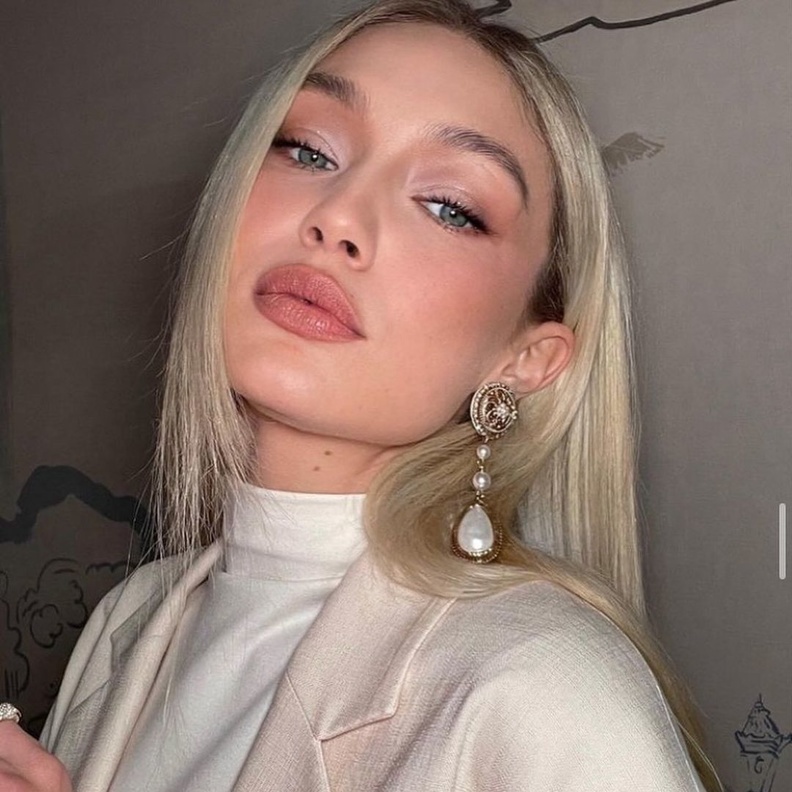 مستحضرات تجميل لا تستغني عنها الصبية العشرينية لمكياج مناسبات نهاية العام ..إليك أسرار تطبيقها