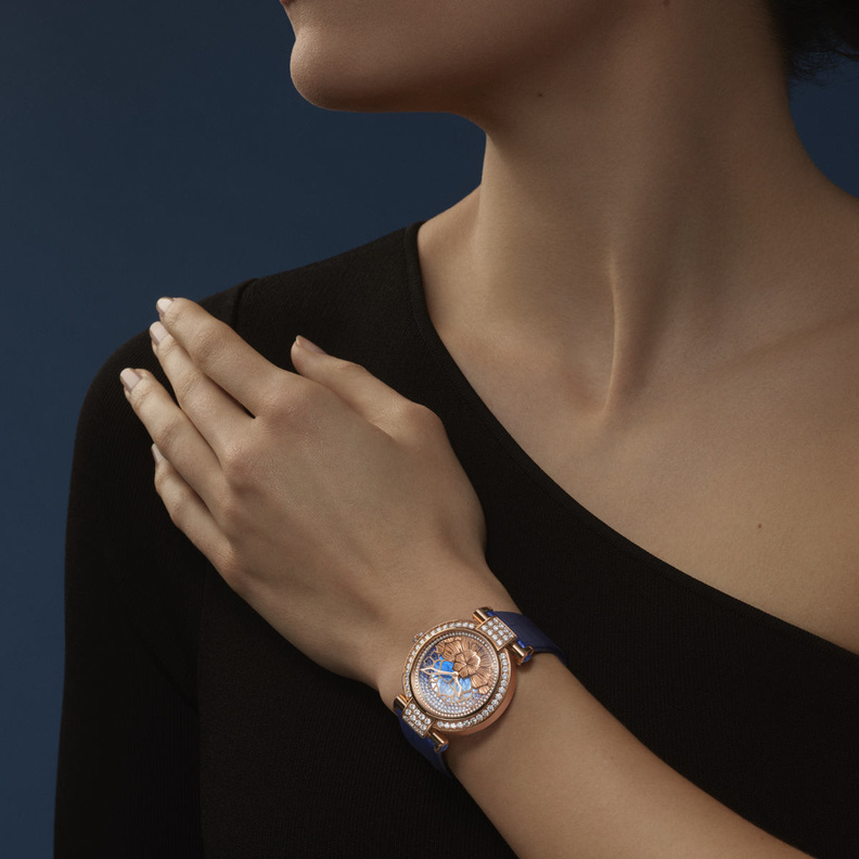 ساعة Chopard Imperiale بزهرة اللوتس أيقونة مرهفة في الاطلالة الشتوية