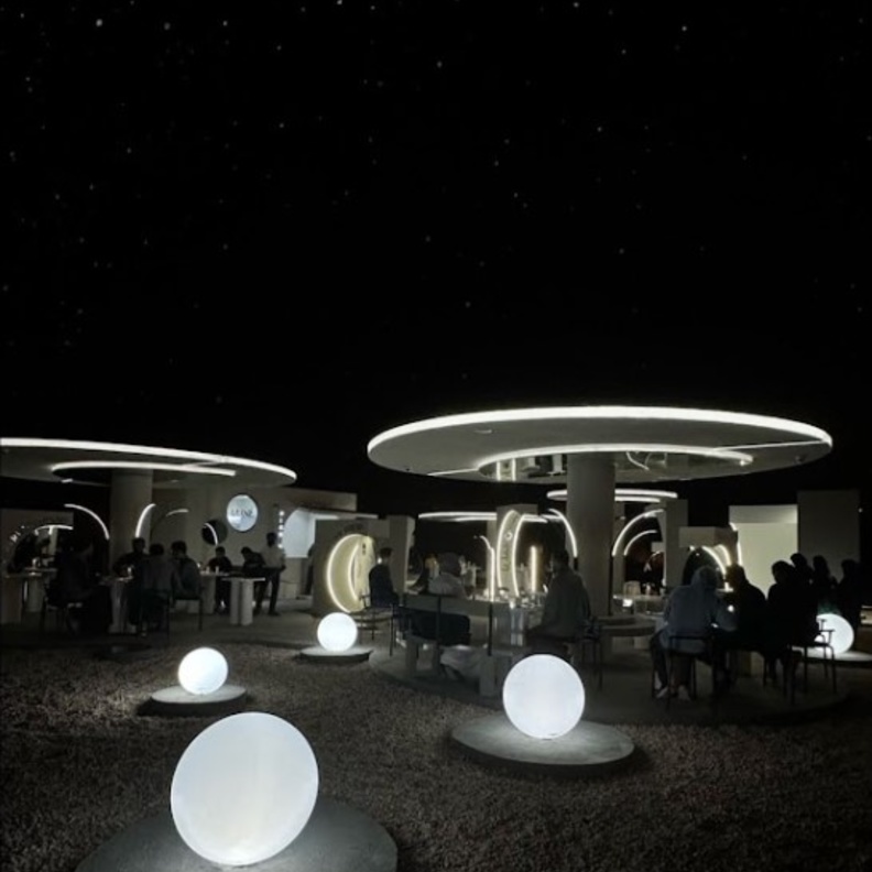 نحتويك بين اقمارنا.. تجربة ساحرة تنتظركم في لون كافيه بشمال المملكة