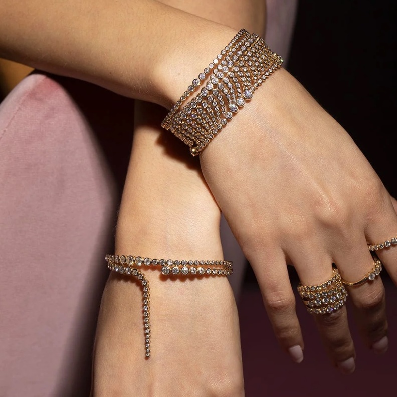 هكذا يمكنك تنسيق أساور التنس مع ملابسك