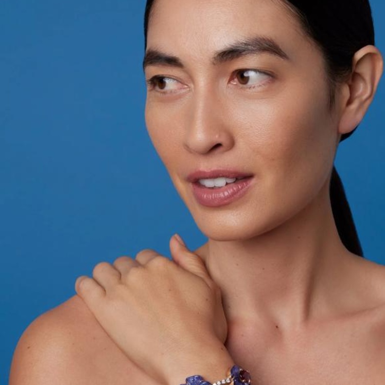 سوار مرصع بالتنزانيت من إيرين نيويرث Irene Neuwirth 