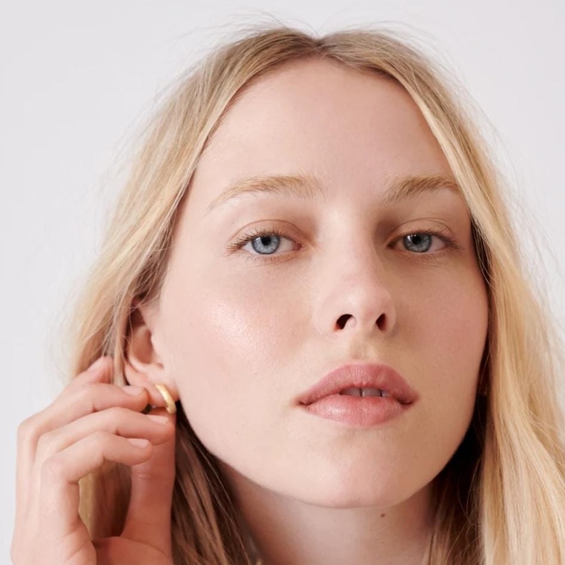 إليك خطوات دمج المجوهرات الناعمة في إطلالاتك اليومية بأسلوب راق ومبتكر