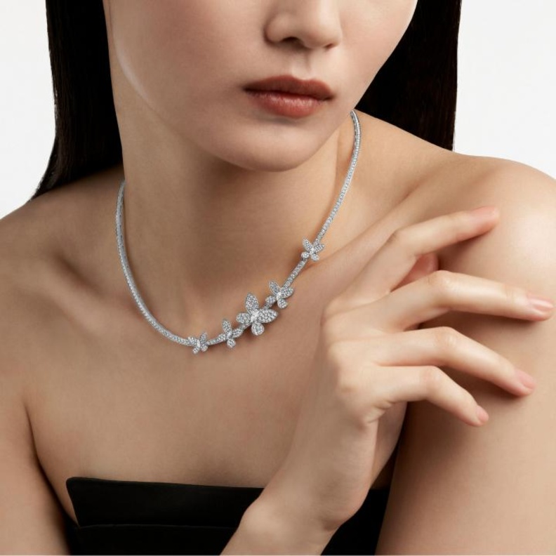 عقد مرصع بالألماس الأبيض من غراف Graff 