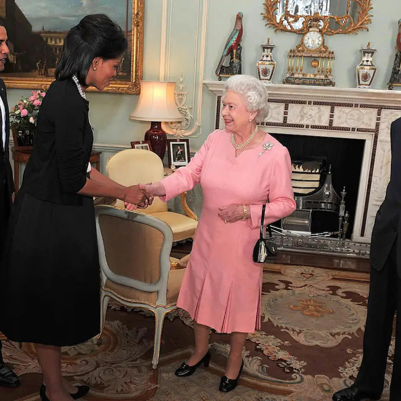 كيف يتم تعليم أفراد العائلة المالكة المصافحة بطريقة خاصة جدًا