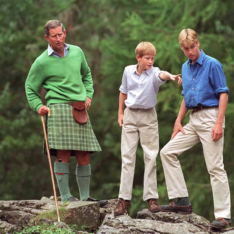 لماذا يرتدي الملك تشارلز الثالث في كثير من الأحيان التنورات؟