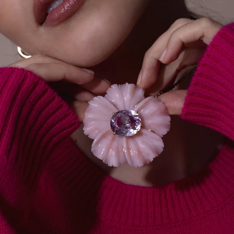 مجوهرات مرصعة بالكوارتز الوردي