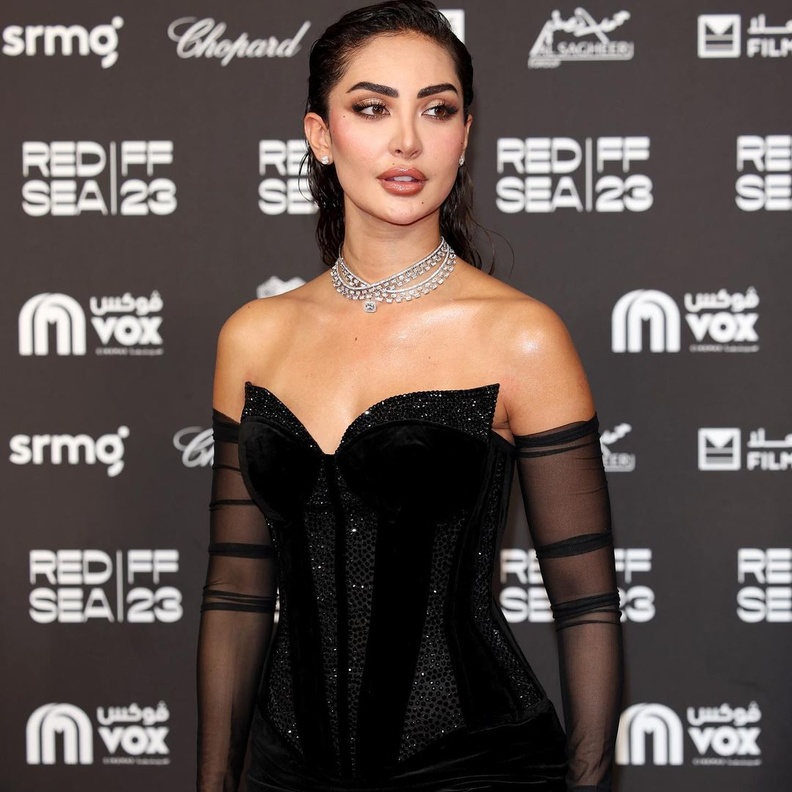 اطلالات النجمات بالفساتين مع موضة القفازات الطويلة في حفل افتتاح مهرجان البحر الأحمر السينمائي