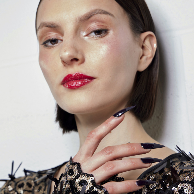 ألوان المناكير السوداء بتدرجات مات ولماعة من دار Helen Anthony