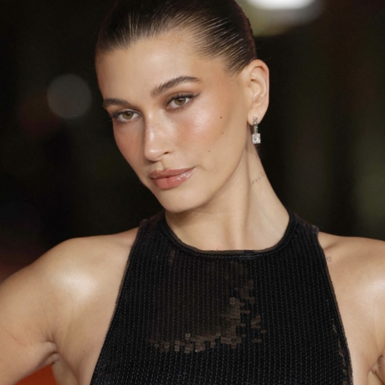 إطلالة Hailey Bieber بالمكياج النيود اللماع
