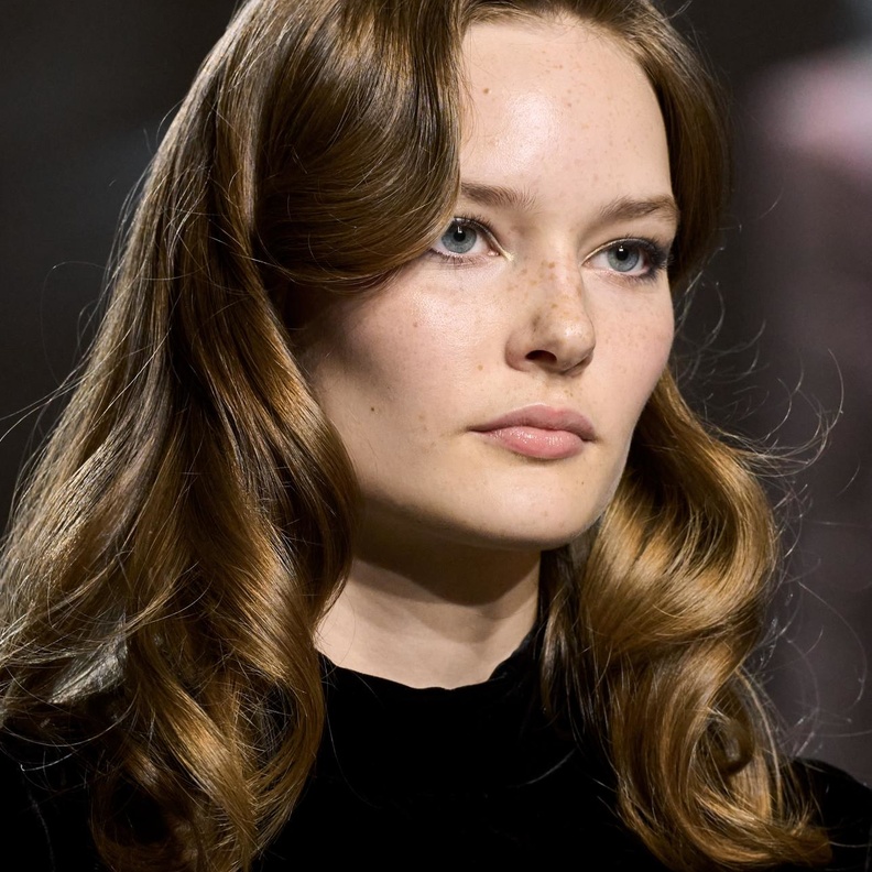 استعدّي للعام الجديد بلمسة جديدة لتحويل لون شعرك بشكل طبيعي إلى البني الفاتح