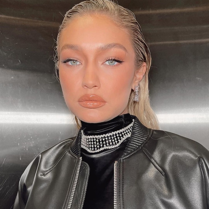 أجمل تسريحات الشعر المبلل عام 2023 بأسلوب النجمات العالميات