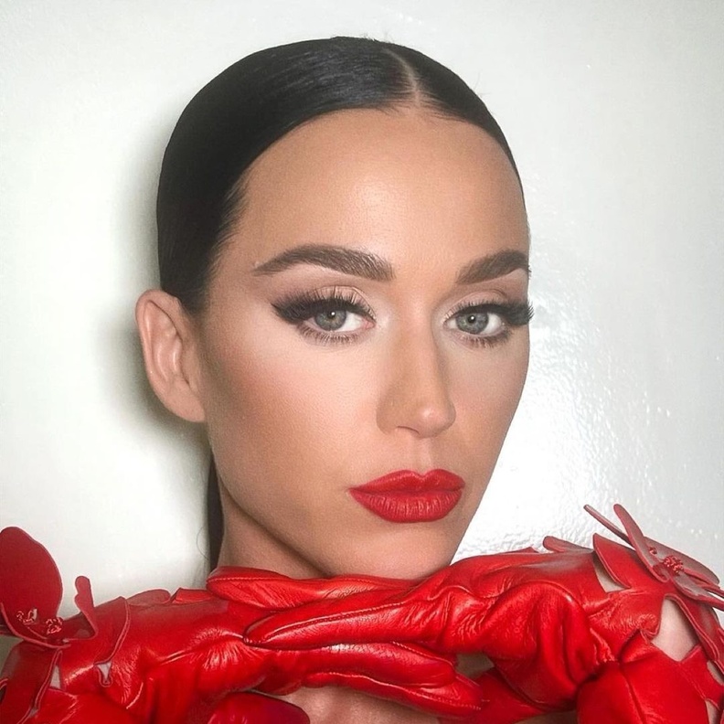 من الشعر الى المكياج ..الأحمر نجم موسم أعياد 2023 فإليك طرق تطبيقه من وحي النجمات