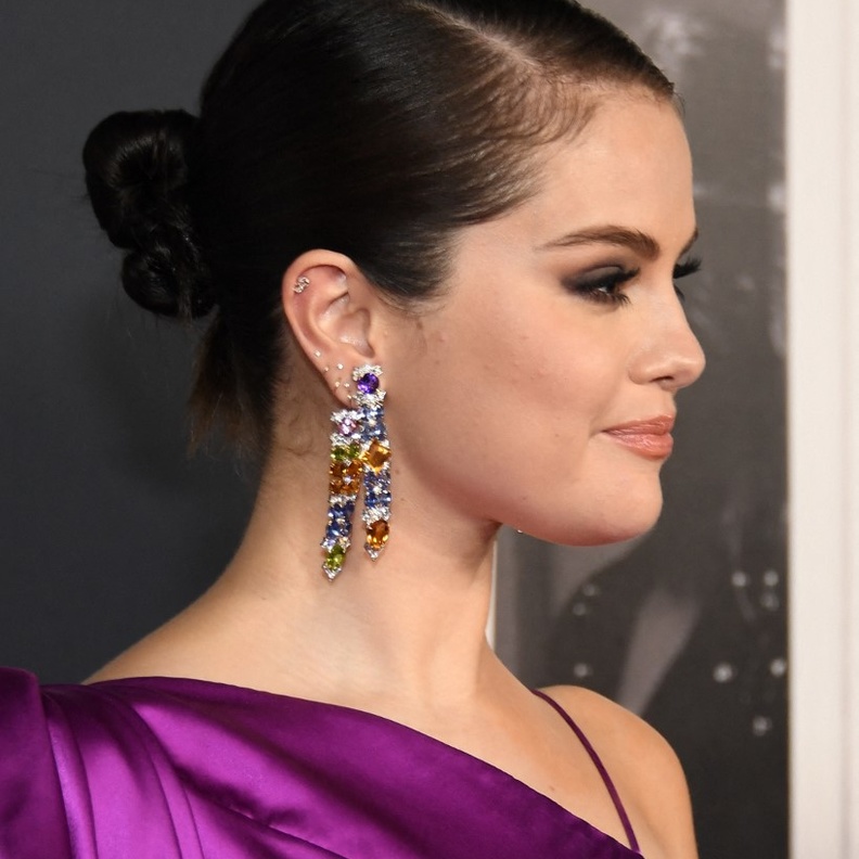 تسريحات شعر الكعكة العصرية والمنخفضة بأسلوب Selena Gomez