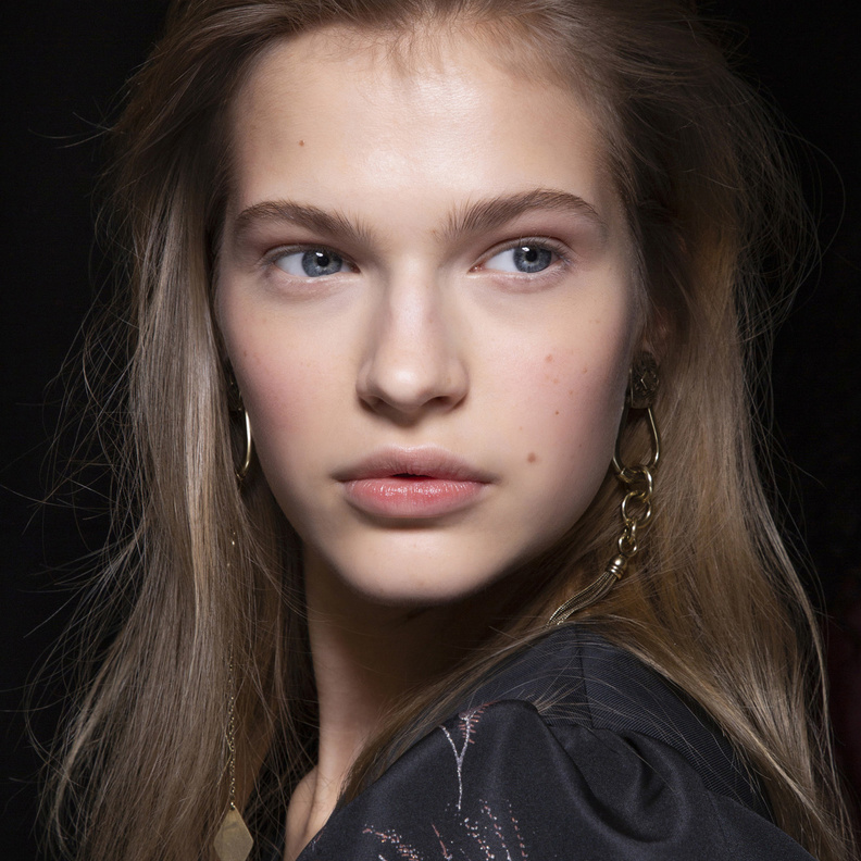 دليلك الجمالي للعناية بفروة الرأس وتعزيز نمو وكثافة شعرك قبل نهاية العام