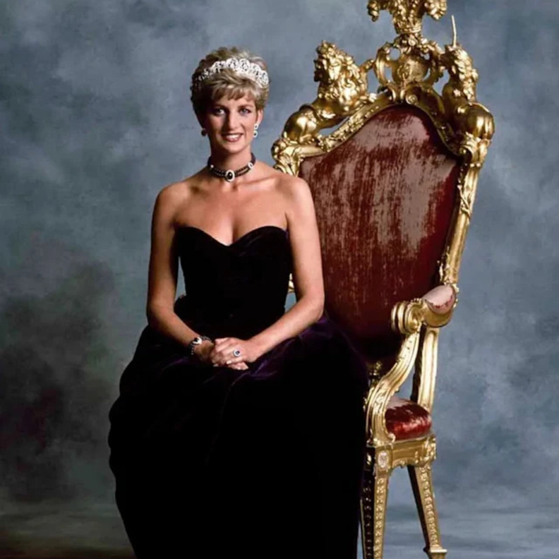 بينها أشهر فساتين الأميرات.. أغلى 10 فساتين تم بيعها في مزاد علني على الإطلاق