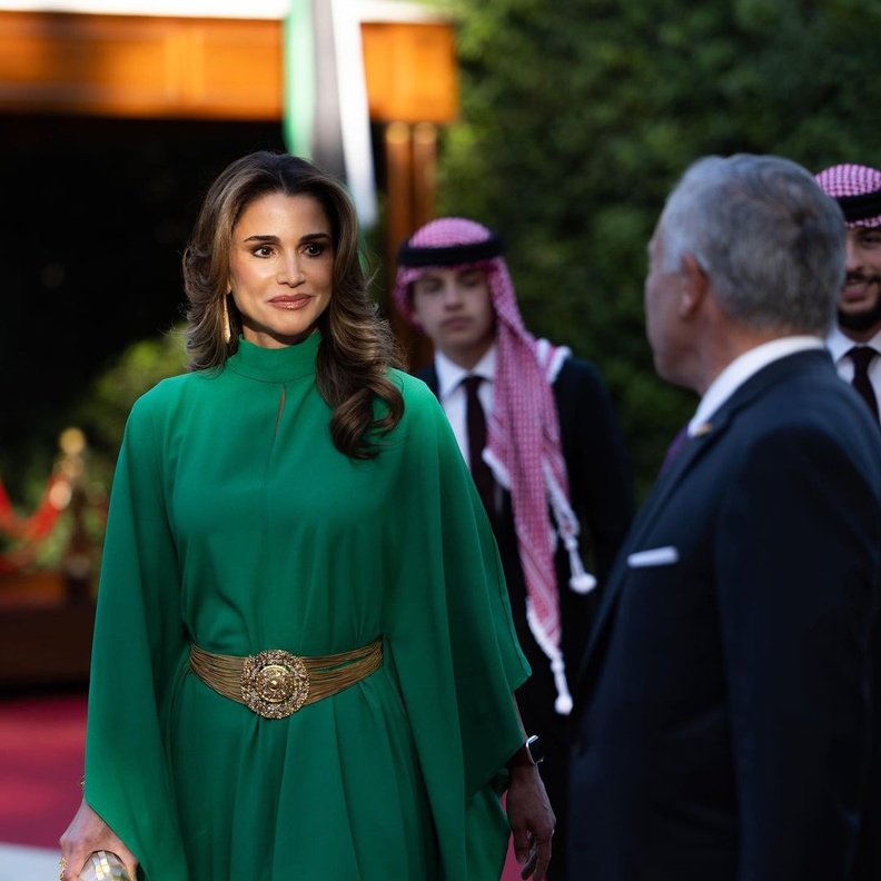 الملكة رانيا تتألق بالأخضر