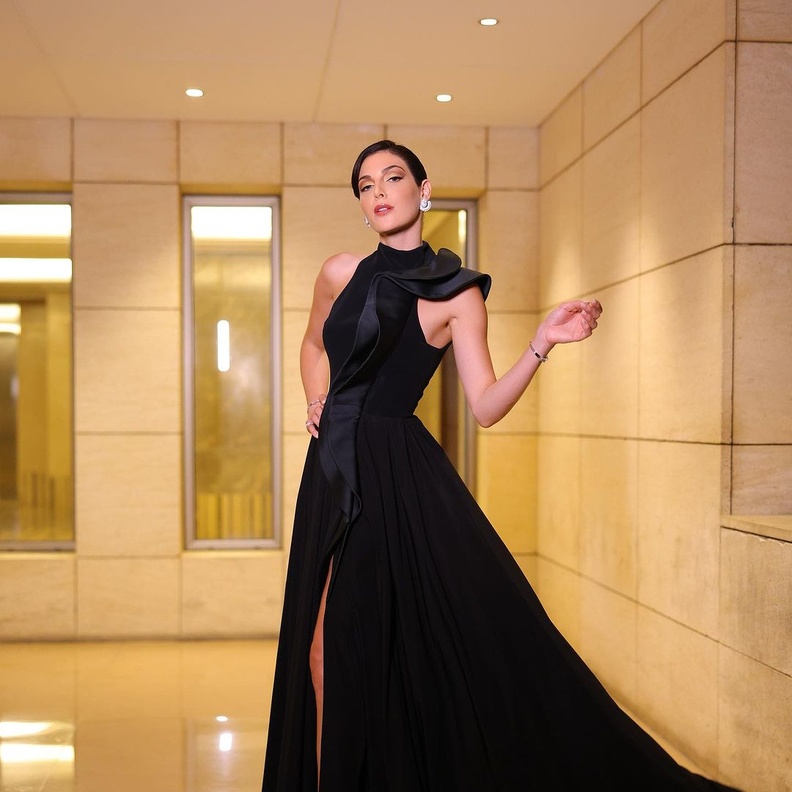 اجمل اطلالات رزان جمال من فساتين السهرة وأزياء النهار في حصاد عام 2023