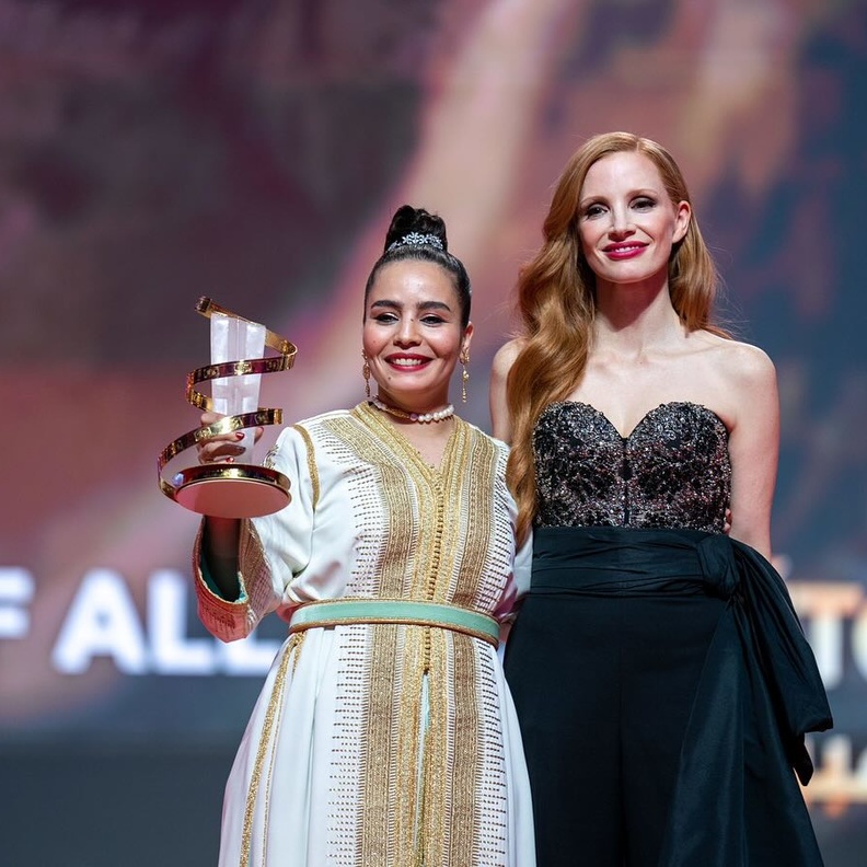 أسماء المدير مع جيسيكا شاستين