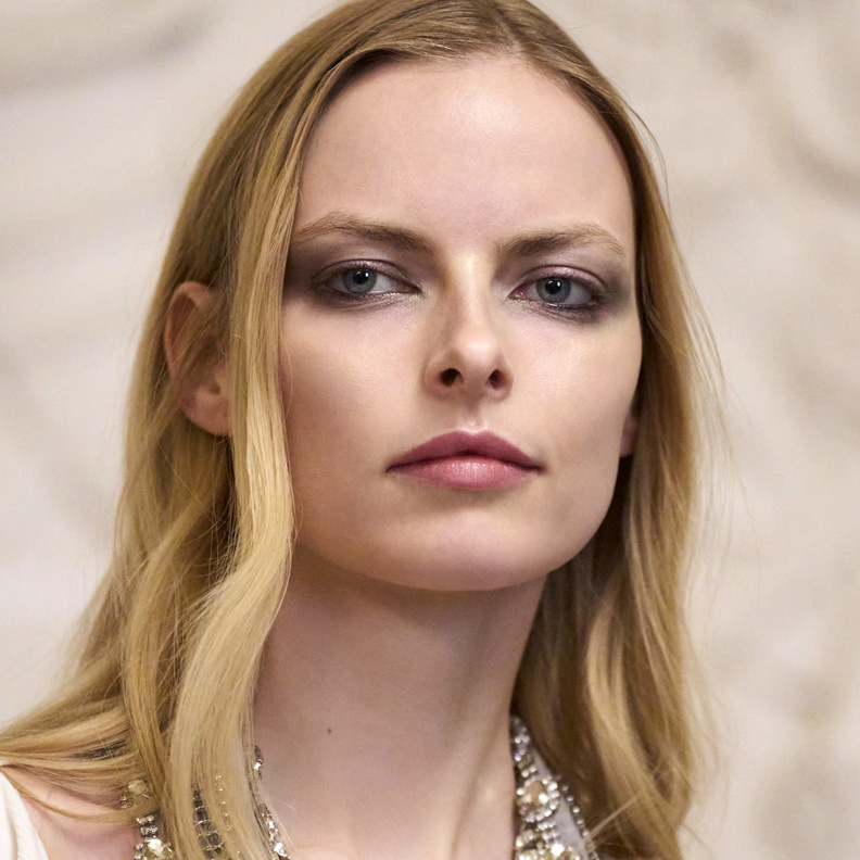 لإطلالة منتعشة في موسم الأعياد لا تستغني عن العطر في حقيبة السفر... اليك خياراتنا من عطور بنفحات متجددة