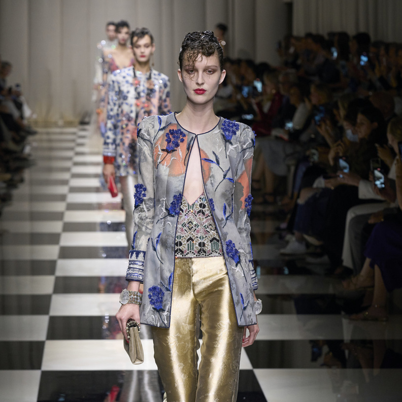  بناطيل عصرية بتدرجات لوني الذهبي والفضي لنهاية العام