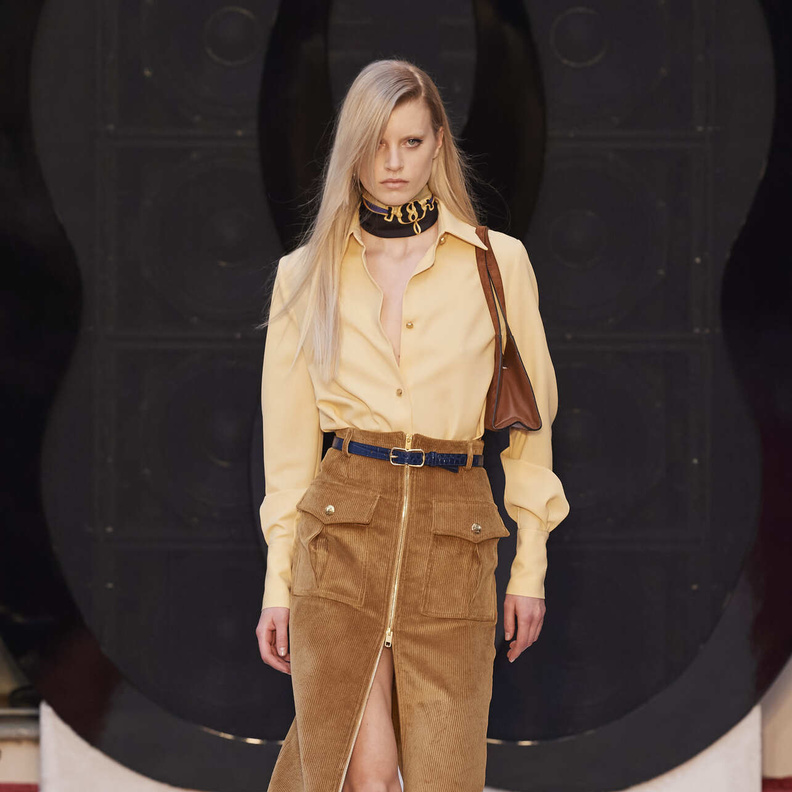 صيحات تنانير بارزة مع الجيوب الجانبية موضة الشتاء