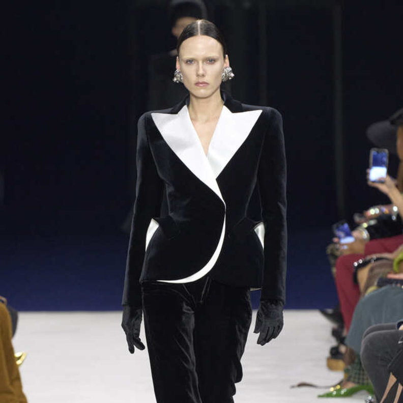 إطلالة من Balmain