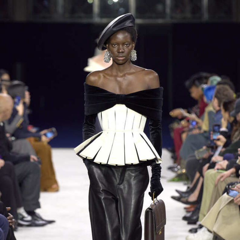 إطلالة من Balmain لخريف وشتاء 2024