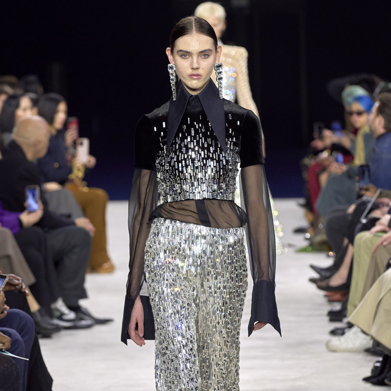 موضة التصاميم الفضية عنوان أناقتك لمناسبات نهاية العام