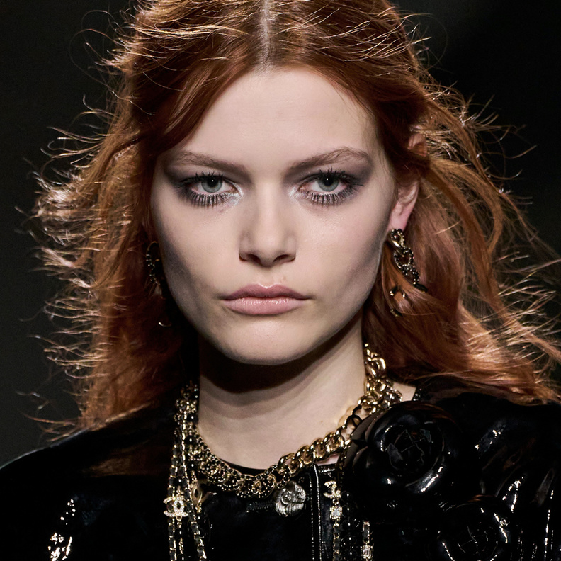 تعرفي الى صيحات الموسم .. مزيج من التأثيرات اللونية اللامعة