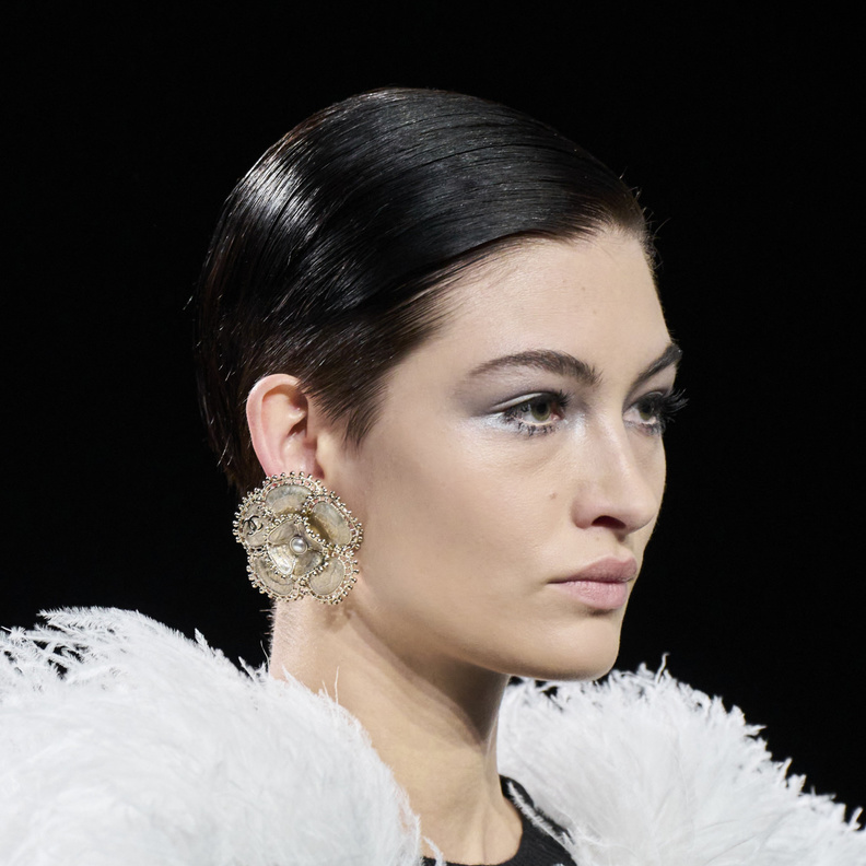     بريق الأقراط يسيطر على منصات عروض شتاء 2024